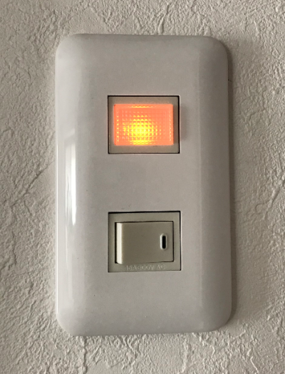 屋根裏電源　主電源スイッチ　表示灯の点灯状態