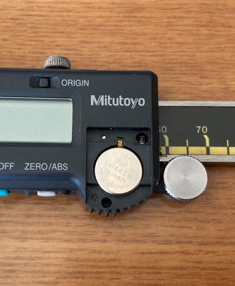ミツトヨ（Mitutoyo）製デジタルノギスで使用していたボタン電池はSR44SW