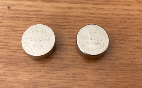 ボタン電池SR44SWとLR44の外観　サイズは同じ