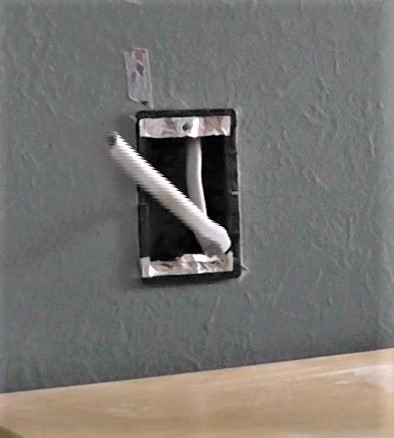 壁内配線したケーブルはコンセントボックスの穴を通して壁外に出す