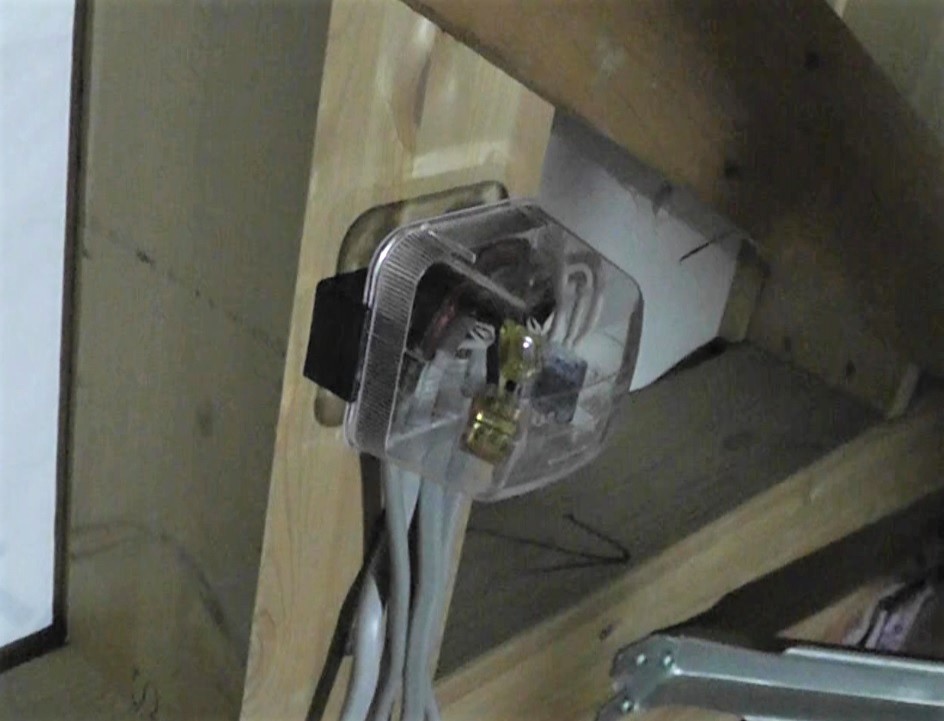 屋根裏に設置したジョイントボックス　ケーブル接続には差し込み型コネクタを使用