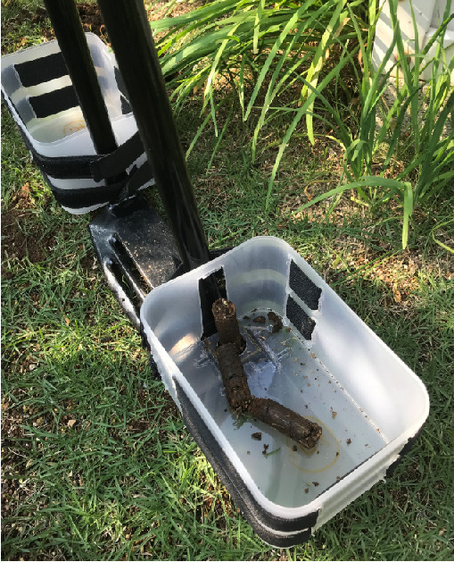 芝生 アースドリルでドリルエアレーション 床土を土壌改良する