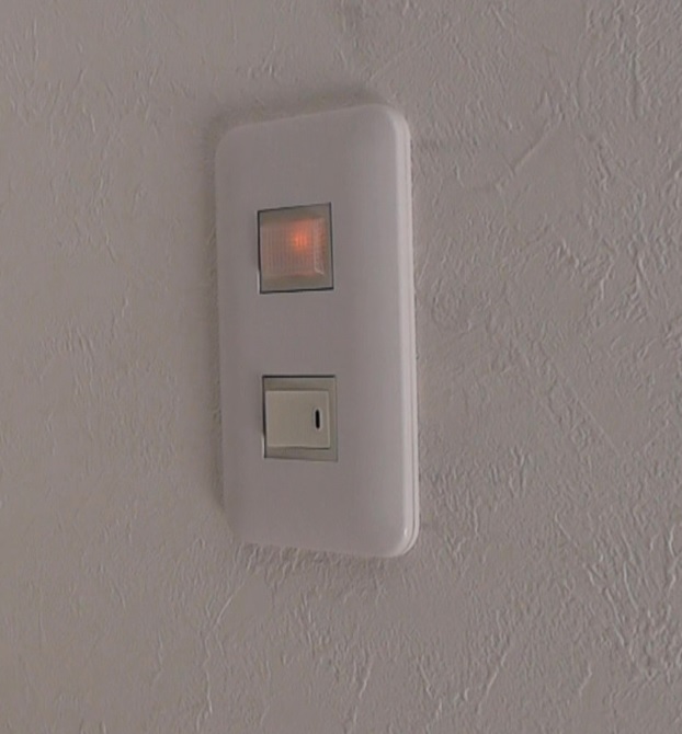 屋外用防水コンセントの主電源スイッチを入れて表示灯が点灯