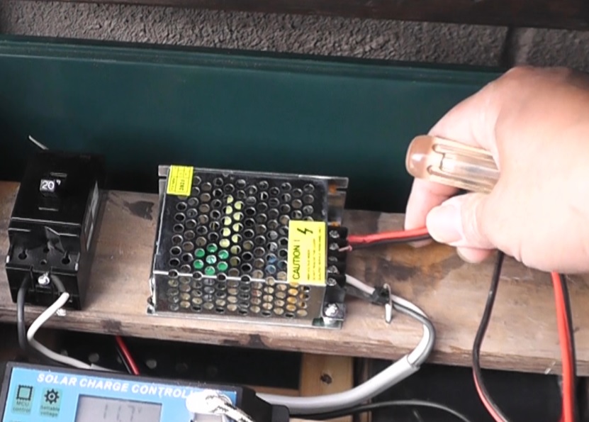 AC-DCコンバーターの出力端子に出力側の電源ケーブルを接続する