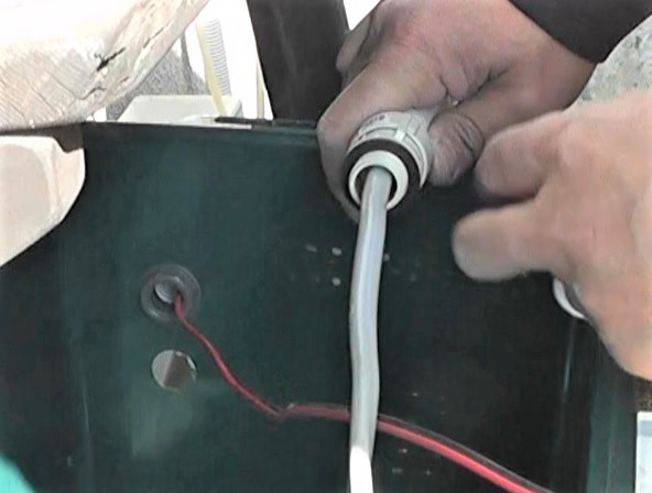 PF管コネクタの防水性を強化するためにネジ部根元に平パッキンを装着してボックスとの間に挟み込む