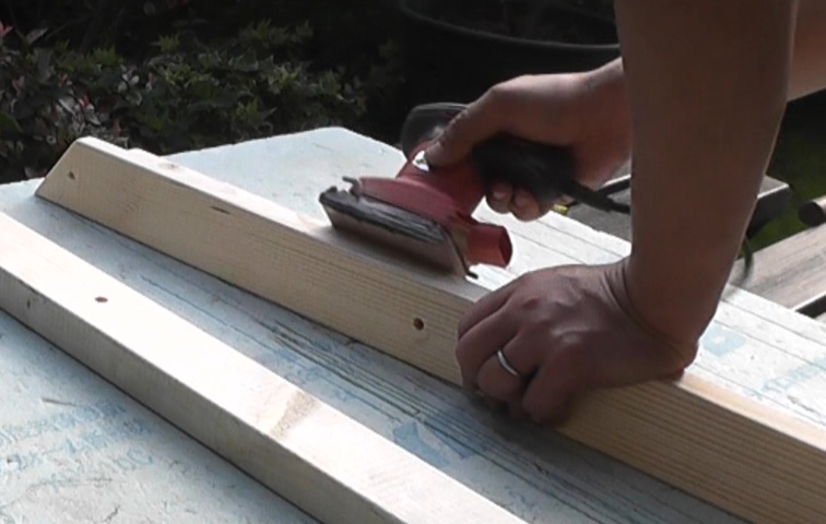 ガーデンテーブルの新規作成した脚の表面をサンダーで仕上げる