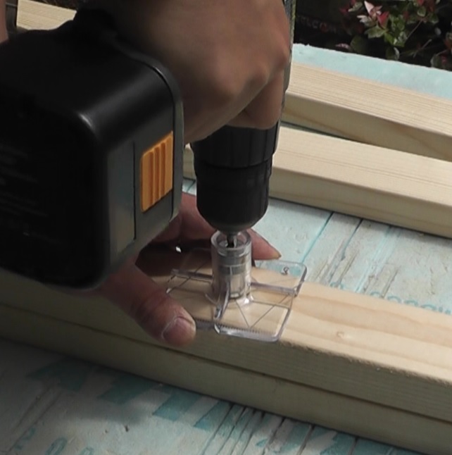ガーデンテーブルの2本の脚を連結するボルトを通す穴は垂直にあける必要があるのでドリルガイドで穴を開ける
