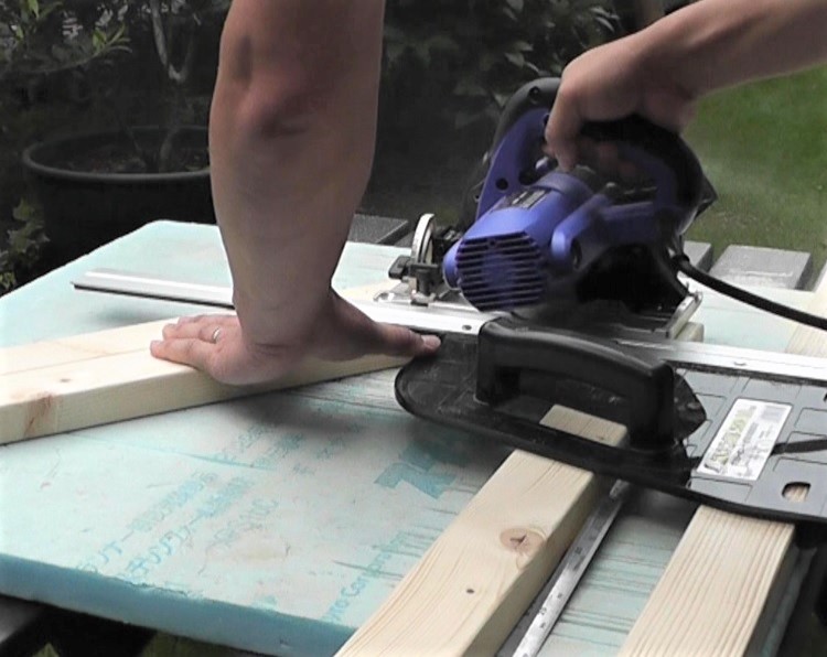 ガーデンテーブルの脚は切断面の平坦度が必要なので電動丸ノコなどでカットする