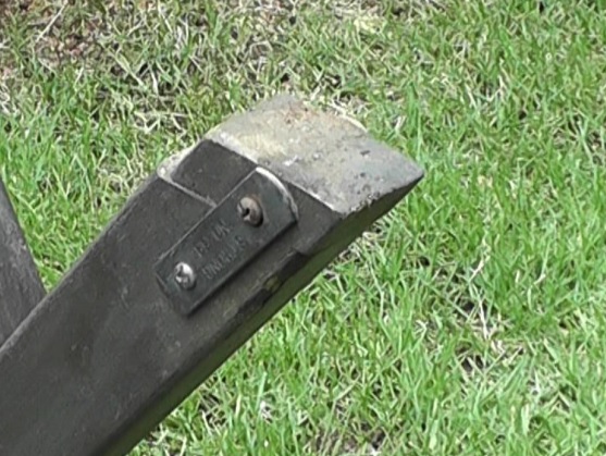 ガーデンベンチの傷んだ脚先の一部は傷んだ部分を切断して新しい材料を継ぎ足されている