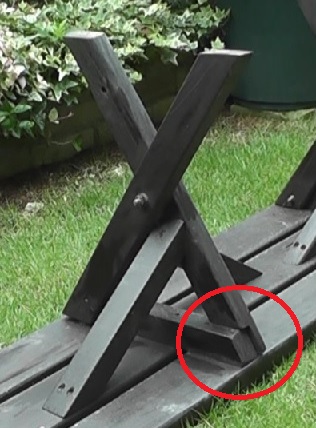 ガーデンテーブルおよびガーデンベンチの天板と脚接合部は脚の厚みが半分にカットされている