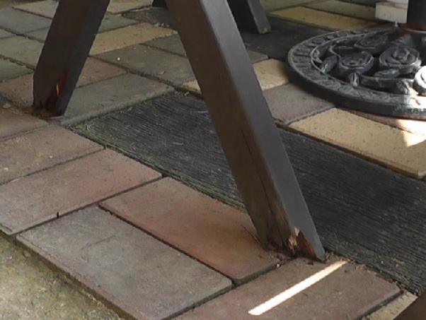 ガーデンパラソルの下に設置しているテーブルの脚が傷みだしたので修理が必要