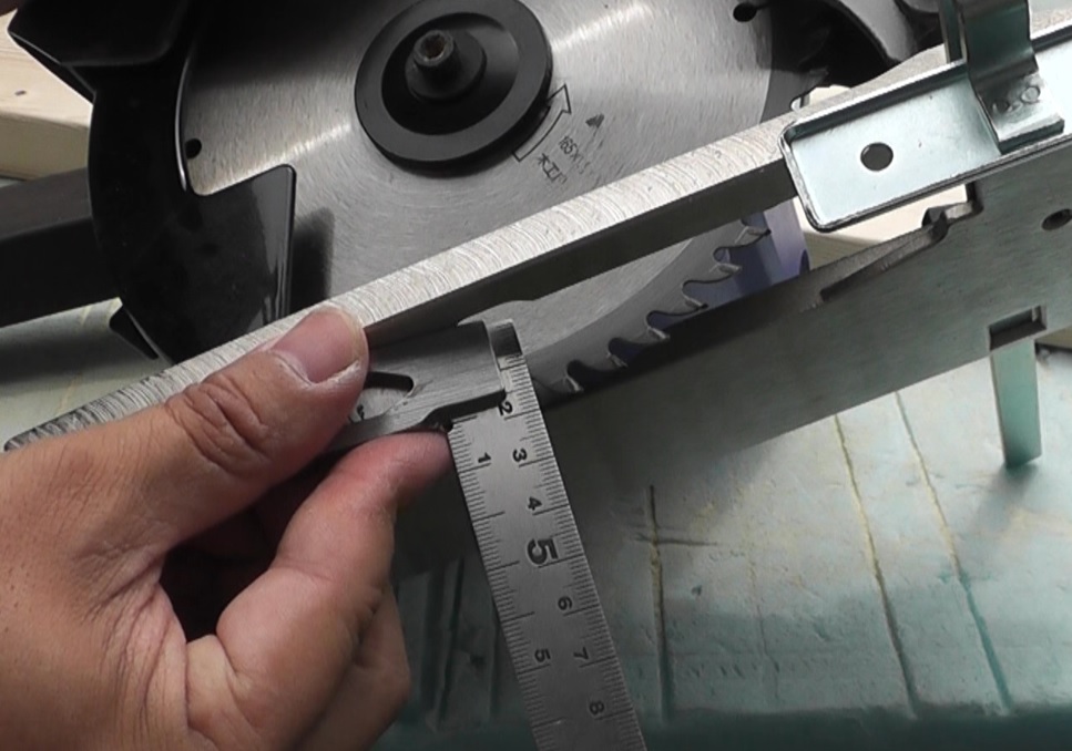電動丸ノコの刃の突出量はスコヤを使用して正確に測定する