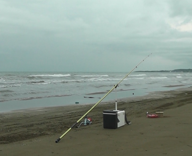 どんより曇った大雨前の石川県千里浜海岸でキスの投げ釣り
