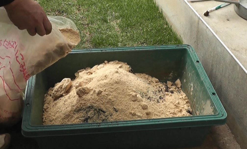 発酵牛糞や米ぬかを配合した目土で微生物を増殖させて床土の土壌を改良する