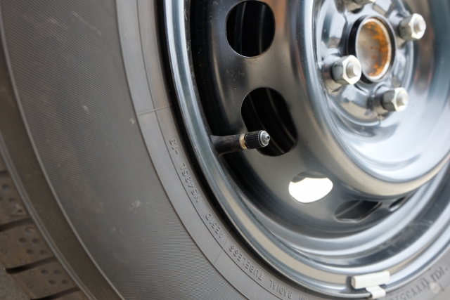 車のタイヤのスナップインバルブは材質にゴムが多く使われているのでゴムバルブとも呼ばれる