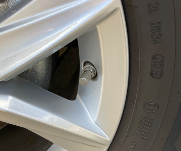 車のタイヤのクランプインバルブはホイール裏面からナットで締め付ける構造なので再利用が可能