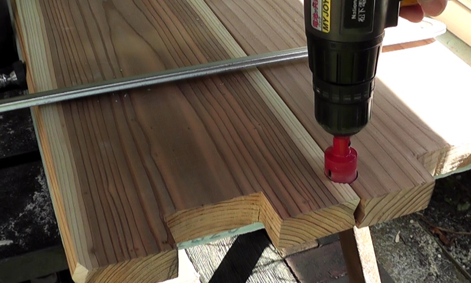 木材の端面に半円状の切り欠きをつけたい場合は切り欠きをつける材料２枚を向かい合わせてホールソーで加工する