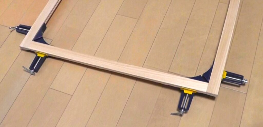 コーナークランプを使用して木材を垂直に組み立てる