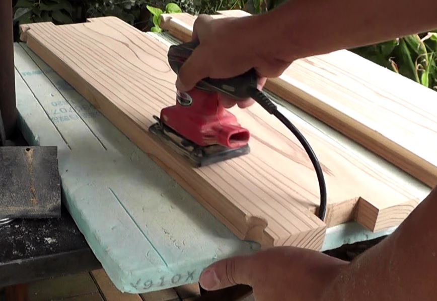 形状の加工が完了した木材は塗装などの表面処理を行う前にサンダーで表面を磨き上げる