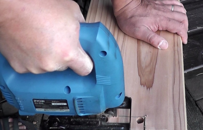 電動丸ノコで加工できない形状に木材を切断する場合はジグソーやマルチツールを使用するのが便利
