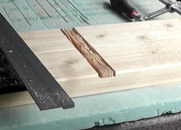 木材に溝を加工する場合は電動丸ノコで繰り返し刃を入れて残った薄い木片を除去して仕上げる