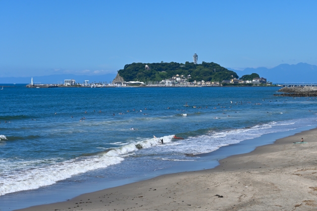 江ノ島（江の島）は神奈川県藤沢市の湘南海岸から相模湾に突き出した一部が陸地がつながっている島です。