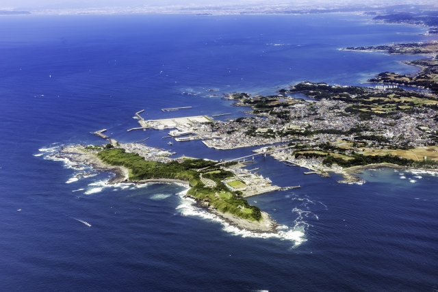 三浦半島の南端に位置する三崎漁港は城ケ島が自然の防波堤になって巨大な漁港
