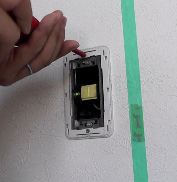 廊下照明用スイッチを移設するためにボタンを外してスイッチ部を分解する