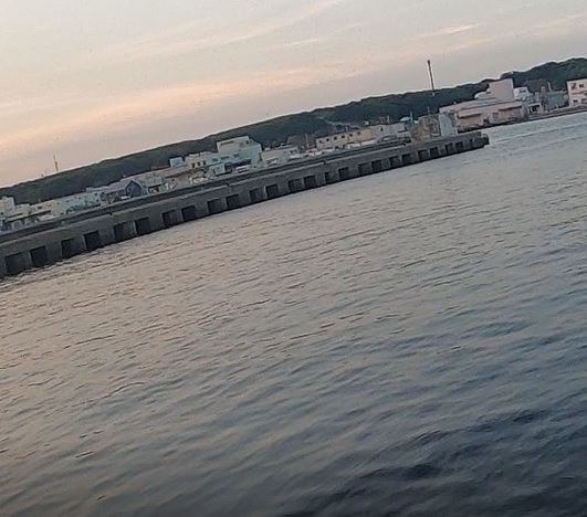 立ち入り禁止となった三浦半島三崎漁港の白灯堤防を遠くから眺める