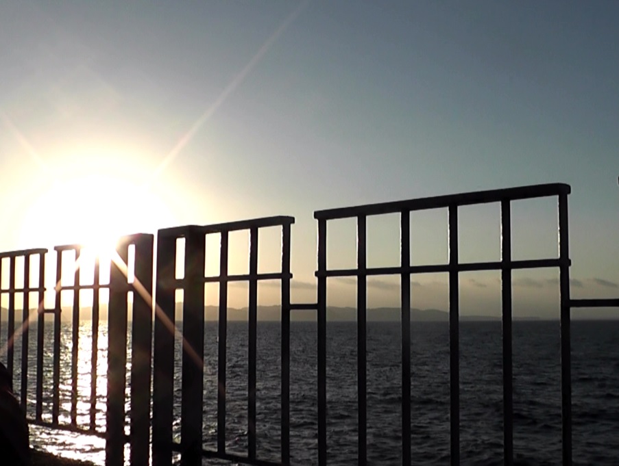 藤沢市湘南海岸の相模湾に突き出た江ノ島（江の島）湘南大堤防から見た朝日