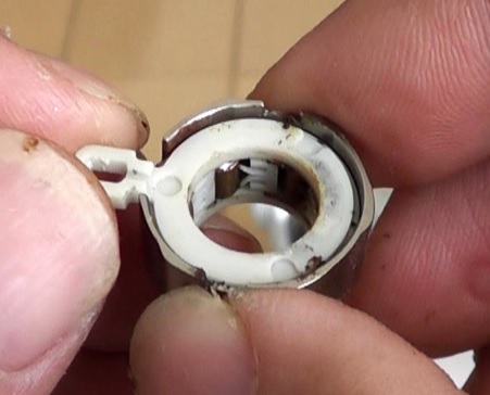 DAIWA（ダイワ）製'09 レガリスの逆回転を防止するリング部品は樹脂部を動かすとリング内側のロールが動く
