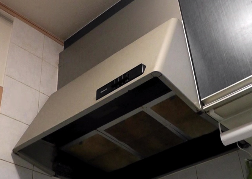 設置から16年が経過し耐用年数である15年を超過したキッチン用換気扇（レンジフード）
