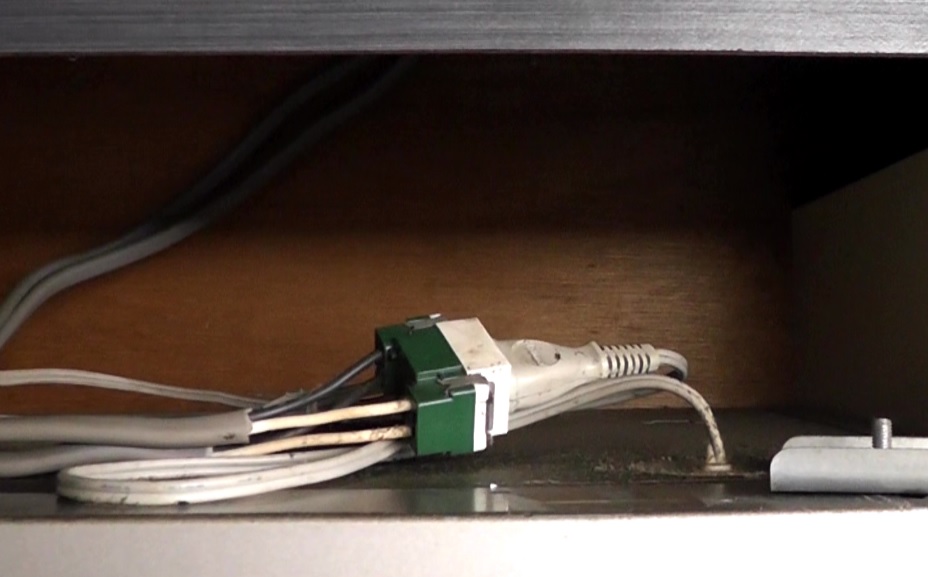 台所用換気扇（レンジフード）の電源には埋め込み用の器具が使用されていてアース端子がない
