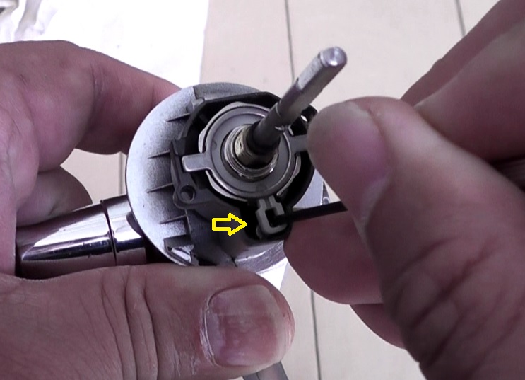 DAIWA（ダイワ）製'09 レガリスの逆回転可否を切り替えるレバーと連動する突起でリング部品を制御する
