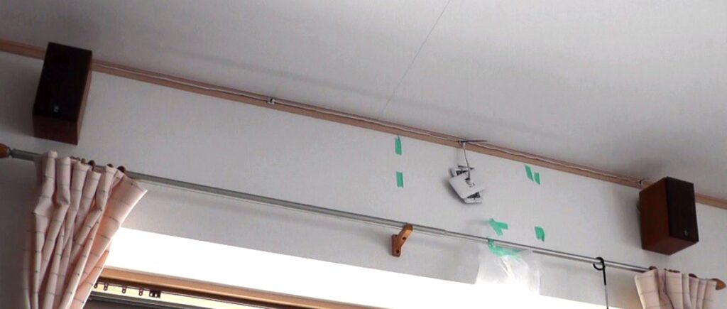 壁内から引き出したスピーカーケーブルを天井角のモールに結束バンドでフォーミングしてスピーカーまで接続する