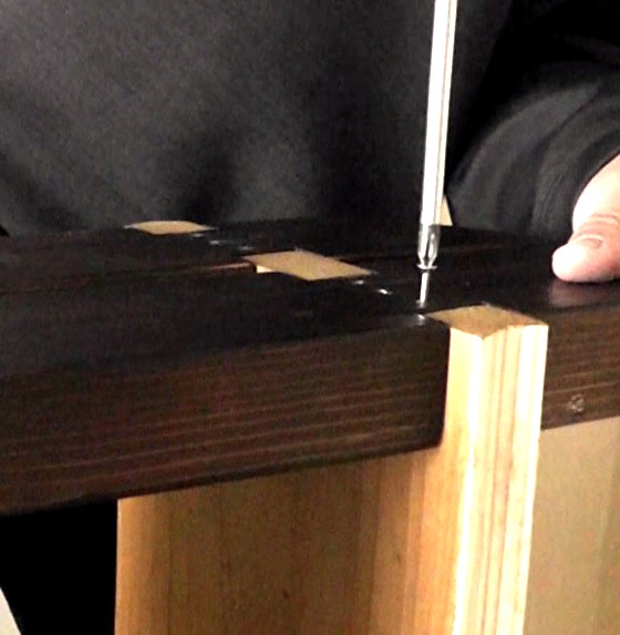 ２×４材の支柱のゆがみや反りを矯正するために２本の半ネジタイプのコーススレッドを使用して棚板に固定する