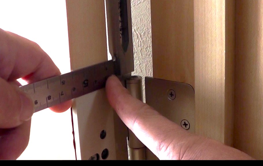 リョービ製ドアクローザー ドアマンS-101PVの型紙の２つの図はヒンジからドア反対面までの距離で選定する