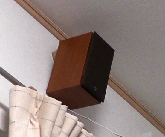 IKEAの壁掛けフックにスピーカーを吊り下げて壁面上方に常設する