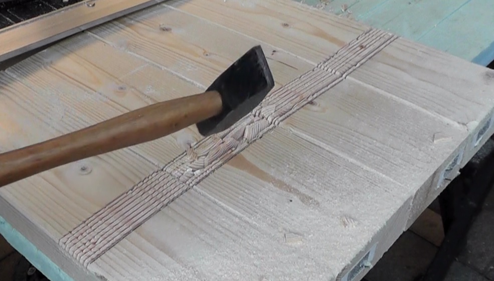 木材に溝を作成する際には電動のこぎりで繰り返し刃を入れて残った部分をかなづちやノミなどで取り除く