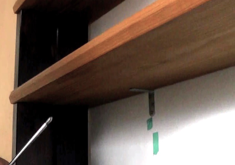 背の高い棚の棚板を壁内の間柱にL字金具でネジ固定して転倒を防止する