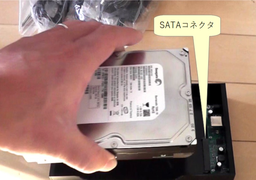 HDDケースのプラスチックケースにSATAコネクタの位置を合わせて内蔵ハードディスクを組み込む