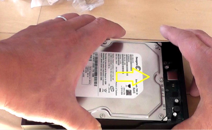 HDDケースのプラスチックケースに組み込んだ内蔵ハードディスクをスライドさせてSATAコネクタを嵌合させる