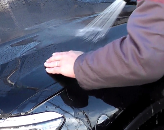 車のボディーに付着した鉄粉は流水を当てながらトラップ粘土で擦って除去する