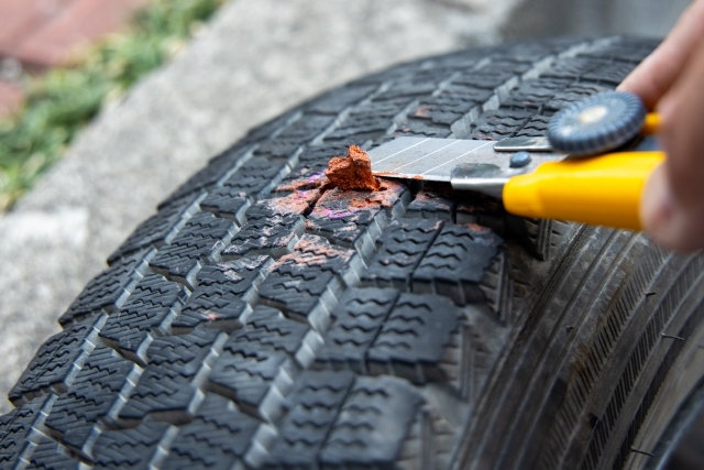 パンクしたタイヤをパンク修理キットでタイヤの外側から修理する