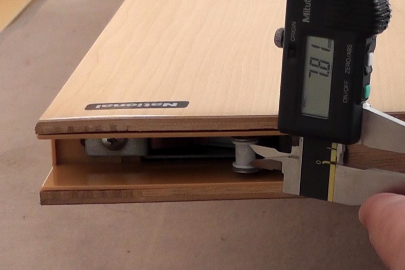 Panasonic製引き戸のソフトクローズ機構のローラーのゴム取り付け部の寸法を測定する