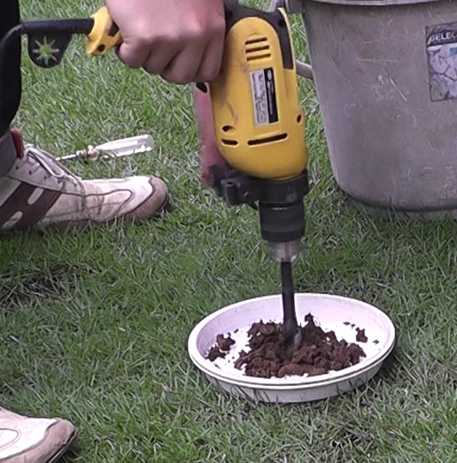 ドリルエアレーションで芝生から掻き出す土の受け皿を自作して作業の効率を上げる