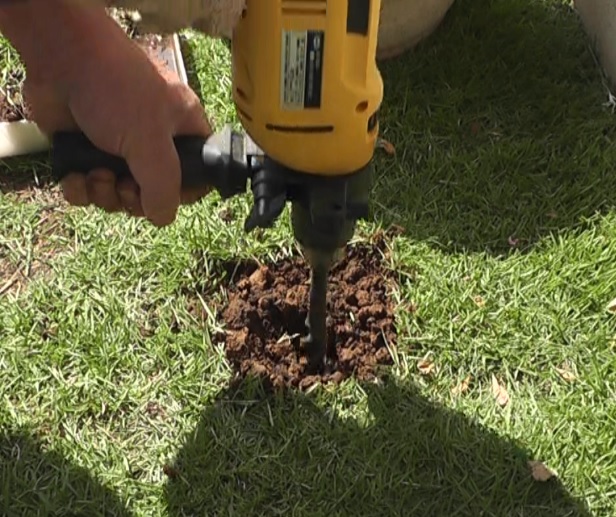 粘土質の芝生の床土を入れ替える際にはアースドリルで粉砕すると土が取り出しやすくなる