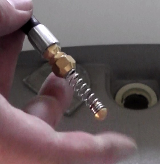 高圧洗浄機に取り付ける配管洗浄ホースの先端にはバネが装着されていて配管の屈曲に追従する