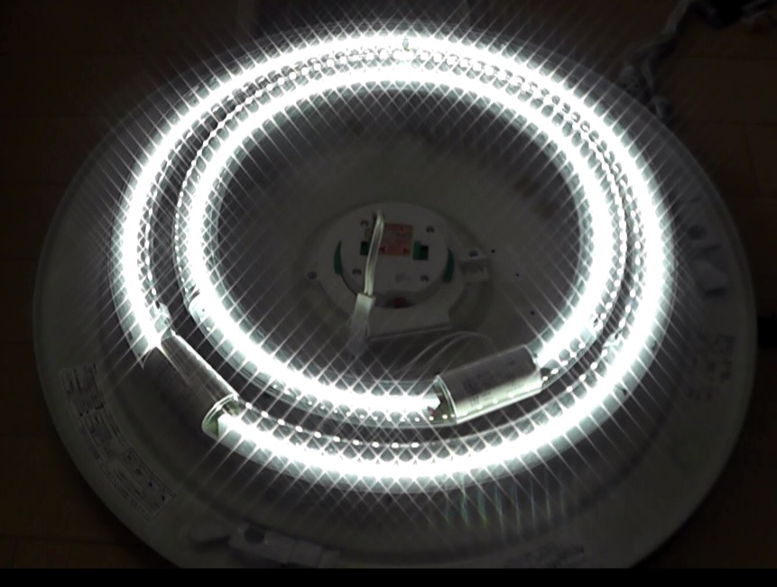 照明器具をLED化して昼白色の丸型LEDを装着したら光源がかなり目玉に見えた