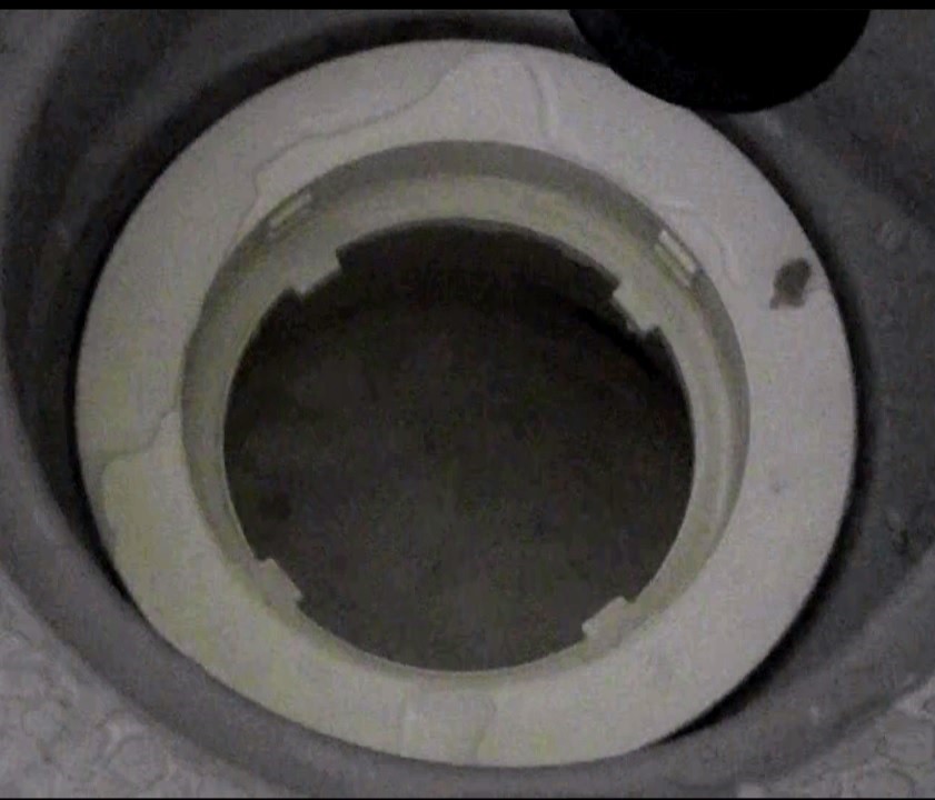 ユニットバスの洗い場の排水口を分解して洗浄し綺麗になった排水トラップの内部